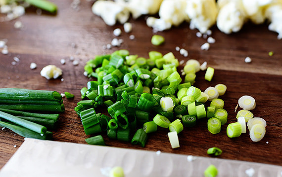 1. Этап. Цветная капуста по-китайски: Лук порезать.