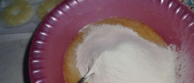 1. Этап. Ананасовый пирог в мультиварке: Добавляем муку и разрыхлитель, перемешиваем.