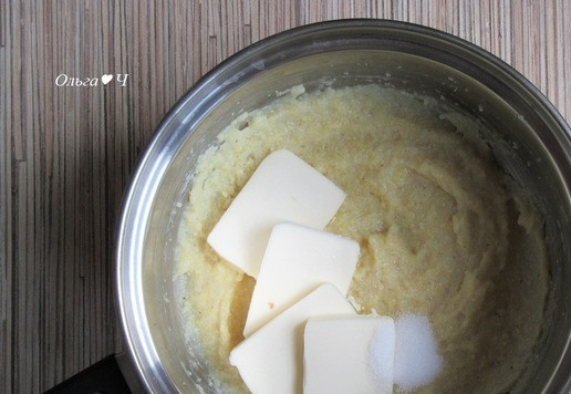 1. Этап. Печенье из поленты на сковороде: Варите, постоянно помешивая, около 15 минут. Снимите с огня, добавьте масло и соль, перемешайте.