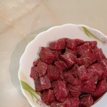 1. Этап. Жарено-тушеное мясо: Мясо промыть и нарезать небольшими кусочками, как на гуляш.