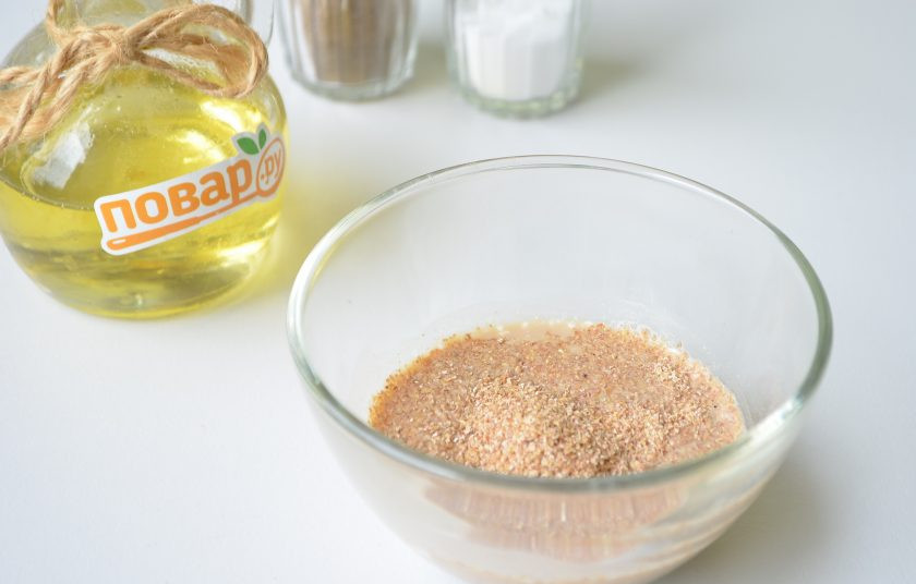 1. Этап. Котлеты из филе минтая Неженки: 2. Соедините в пиалочке сметану с соевым соусом, водой. Добавьте панировочные сухари, перемешайте и оставьте их набухать.