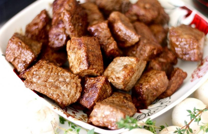 1. Этап. Говядина в вине в духовке: 2. Обжарьте его до золотистой корочки, а затем переложите в тарелку.