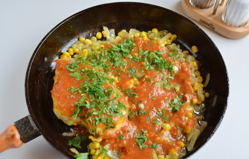 1. Этап. Курица с куркумой в кисло-сладком соусе: Залейте курицу и овощи кисло-сладким соусом, добавьте рубленную зелень. Протомите под крышкой минут 5, переверните курочку пару раз. Снимите с огня, но не спешите подавать блюдо, пусть филе возьмет аромат и вкус соуса и овощей, пропитается.