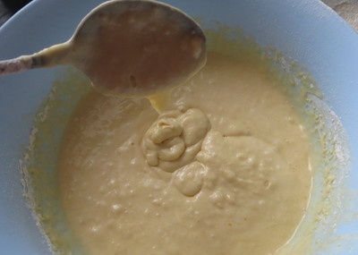 1. Этап. Торт Айсберг с орехами: Добавьте сметану и сгущенку, соду гашенную уксусом, ванилин и муку. Замешайте тесто.