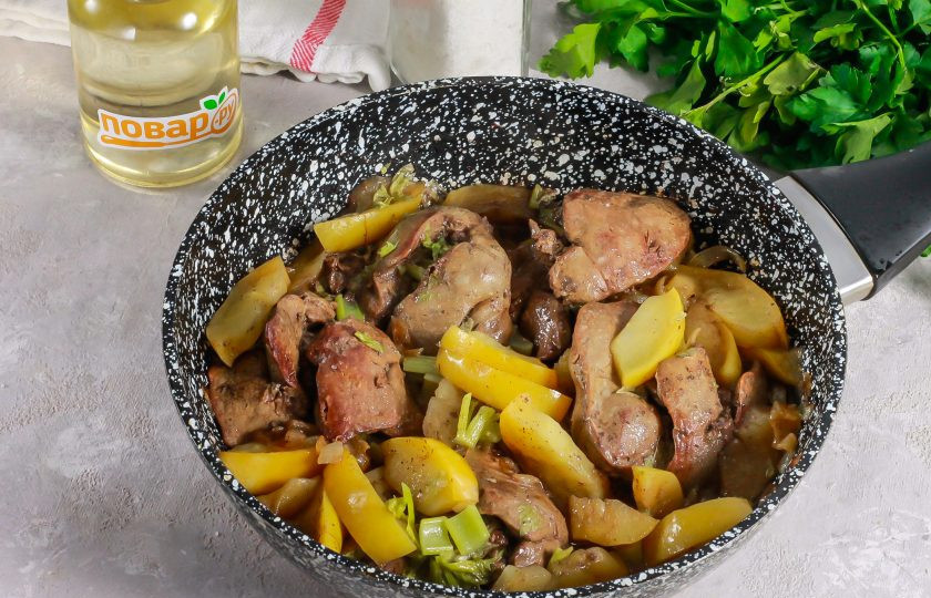 1. Этап. Куриная печень с сельдереем, яблоком и луком: Затем нагрев выключите и оставьте печень под крышкой на 1-2 минуты.