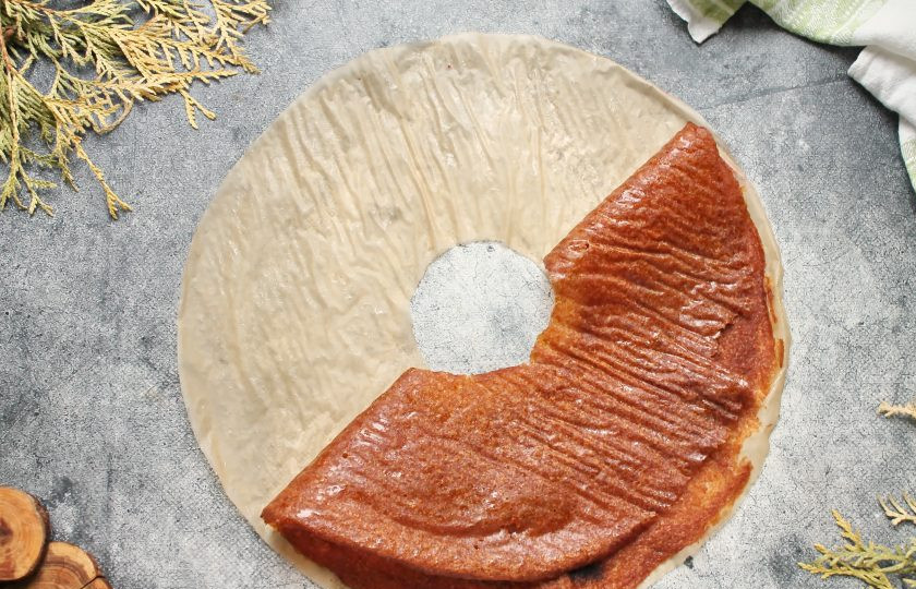 1. Этап. Пастила из груши в сушилке: Установите поддоны с пюре в сушилку и установите температуру 60 градусов. Для приготовления понадобится от 8 до 10 часов. Время зависит от толщины слоя пюре.