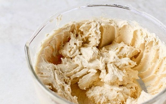 1. Этап. Печенье Изабелла: 2. Продолжая перемешивать, всыпьте сухие ингредиенты: просеянную с солью и разрыхлителем муку.