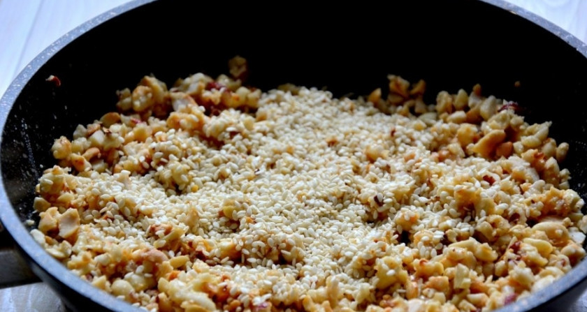 1. Этап. Туррон с арахисом: 2. В кастрюлю перекладываю мед и прогреваю на огне, добавляю арахис, кунжут, вливаю оливковое масло и перемешиваю. Готовлю несколько минут, а затем убираю с огня.