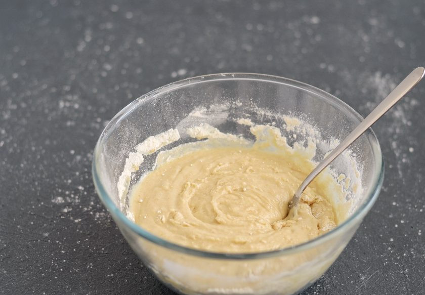 1. Этап. Безглютеновый пирог: Добавьте овсяное молоко, ванильный сироп и масло. Перемешайте до однородного состояния.