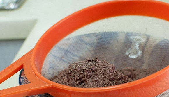 1. Этап. Простой шоколадный бисквит: 2. Просейте полученную смесь из сухих ингредиентов, отложите 2 столовые ложки.