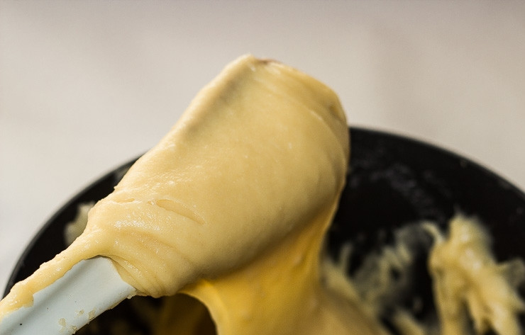 1. Этап. Пирожное с заварным кремом: 2. В немного остывшую массу вбиваю яйца, после каждого перемешиваю лопаткой. Тесто получается гладкое, но не такое жидкое, как на оладьи.