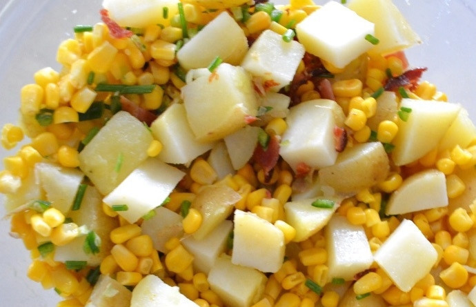 1. Этап. Салат из картофеля и кукурузы: 5. Добавьте к картофелю бекон, кукурузу консервированную, измельченный перец, половину необходимого количества измельченного зеленого лука, чесночный порошок, перемешайте.