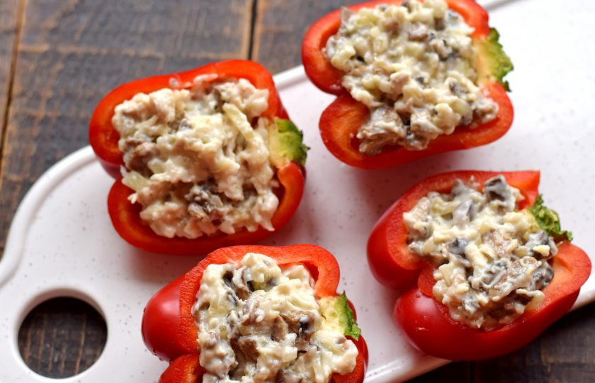 1. Этап. Жюльен в болгарском перце: Нафаршируйте половинки перцев смесью как можно плотнее.