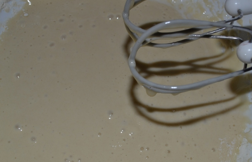 1. Этап. Рулет  Пенек: В яично-сахарную массу добавляем муку, перемешиваем. Заливаем все кефиром, перемешиваем и в конце добавляем соду.