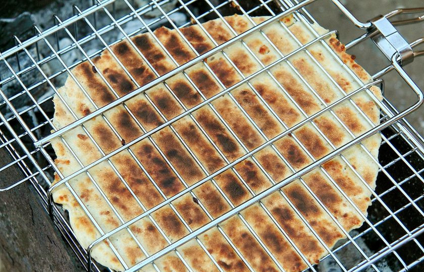 1. Этап. Лепешки на мангале: А теперь есть несколько вариантов: 1. Лепешки можно взять с собой на пикник. За пару часов (если тепло) они подойдут и их можно будет жарить. 2. Лепешкам можно дать подойти 30 минут, а затем заморозить. Когда вы соберетесь на пикник, возьмите их с собой. По дороге они разморозятся и их можно будет сразу жарить. 3. Если вам повезло и у вас барбекю за окном, то разогревайте угли и приступайте сразу к жарке. Обжаривайте лепешки на решетке с двух сторон примерно по 1-2 минуты.