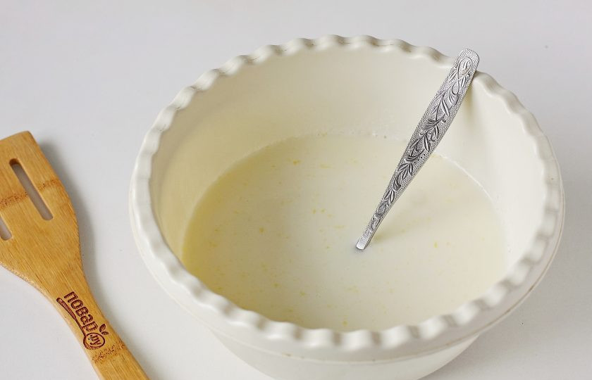 1. Этап. Блины на желтках: Добавьте молоко.