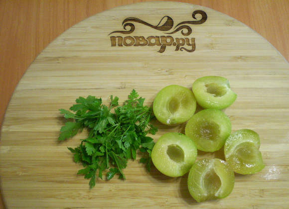 1. Этап. Зеленый коктейль со сливой: У петрушки обрежьте грубые веточки. У слив удалите косточки.