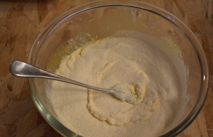 1. Этап. Диетическая запеканка из творога: Добавьте манку и замесить тесто. Оно получится довольно жидкое.