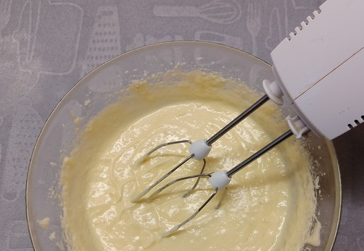 1. Этап. Шоколадные мини-вафли с кремом-чиз: Взбить. Потом добавить по одному еще 2 яйца. Взбить.