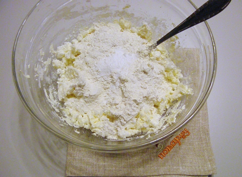 1. Этап. Творожное тесто для печенья: Добавьте сахар, муку и разрыхлитель. Тщательно вымешайте тесто до однородного состояния.