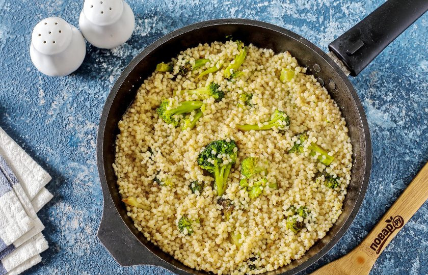 1. Этап. Кускус с брокколи: Выдержите на плите пару минут, затем накройте сковороду крышкой и дайте постоять еще 15 минут.