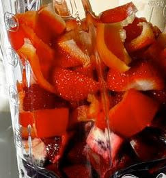 1. Этап. Витаминный напиток из свеклы, красного апельсина и клубники: 3. Апельсин и сладкий перец порезать на небольшие кусочки и поместить в блендер, ягоды высыпать туда же целиком.