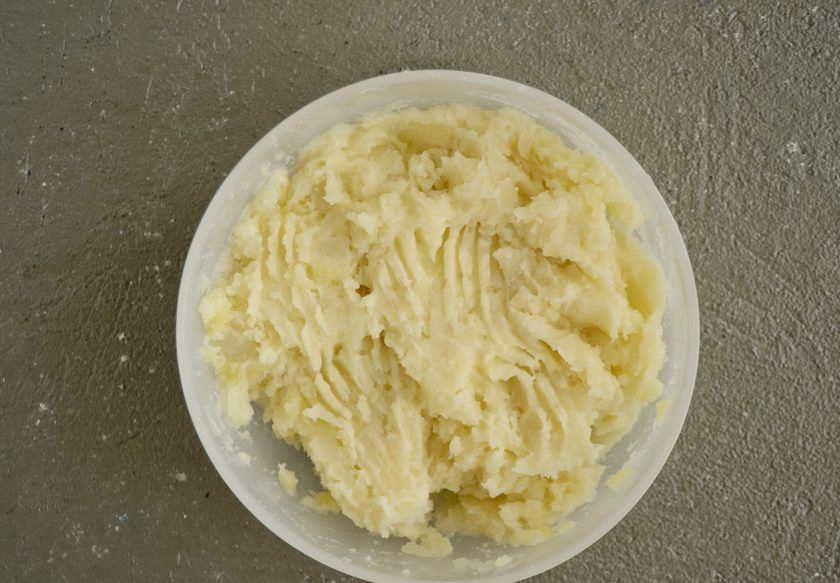 1. Этап. Соевая запеканка: Измельчите картофель в пюре. До необходимой консистенции добавьте немного воды, в которой варилась картошка. Посолите по вкусу.