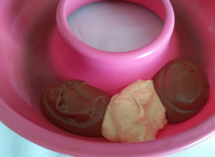 1. Этап. Винный кекс из двух видов шоколада: Когда оба вида теста будут полностью готовы, выкладывайте их поочерёдно (по 2-3 ст.л.) в подготовленную форму. Если форма не имеет отверстия в середине, то можно выкладывать порции теста в центре друг на друга, чередуя цвета.