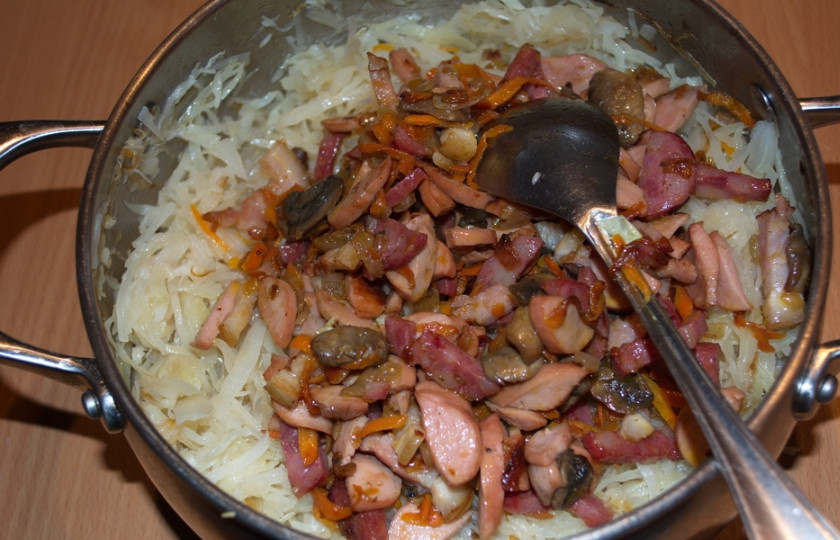 1. Этап. Мясо по-староуральски: Зажарку из копченостей и овощей добавьте к капусте. Тушите все вместе.
