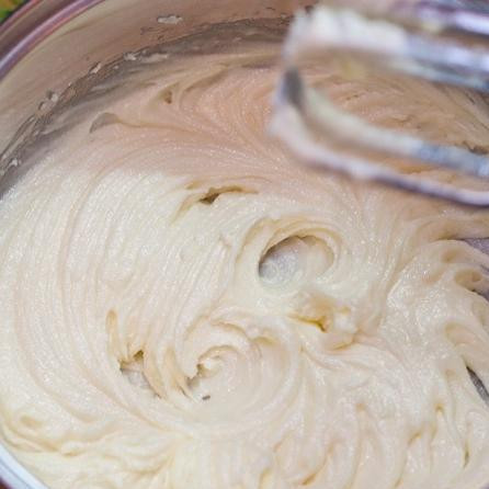 1. Этап. Торт из красной смородины: Начинаем стандартно - при помощи миксера слегка взбиваем сливочное масло с сахарной пудрой.