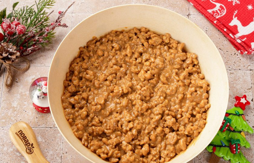 1. Этап. Новогодний торт Зеленая Змея: Соедините крошки теста и крем. По желанию можете добавить измельчённые грецкие орехи. Поместите готовую массу в холодильник. Если из охлаждённой массы сформировать 