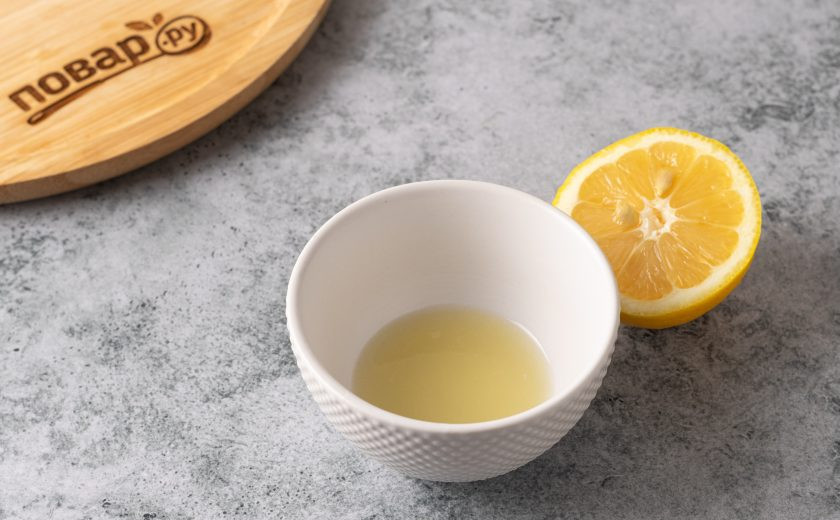 1. Этап. Песто из горошка: Из лимона выжмите сок.