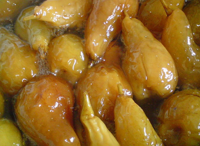 1. Этап. Варенье из груш в сиропе: Оставляем груши в сиропе на сутки. Далее варим все в течение 20-30 минут на медленном огне. Варенье готово.