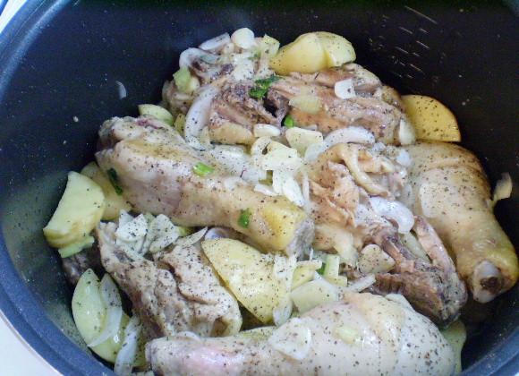 1. Этап. Тушеная картошка с курицей в мультиварке: 6. Добавляем лук, чеснок, соль, воду. Закрываем крышку и выбираем соответствующий режим. Я часто готовлю такие блюда в режиме 