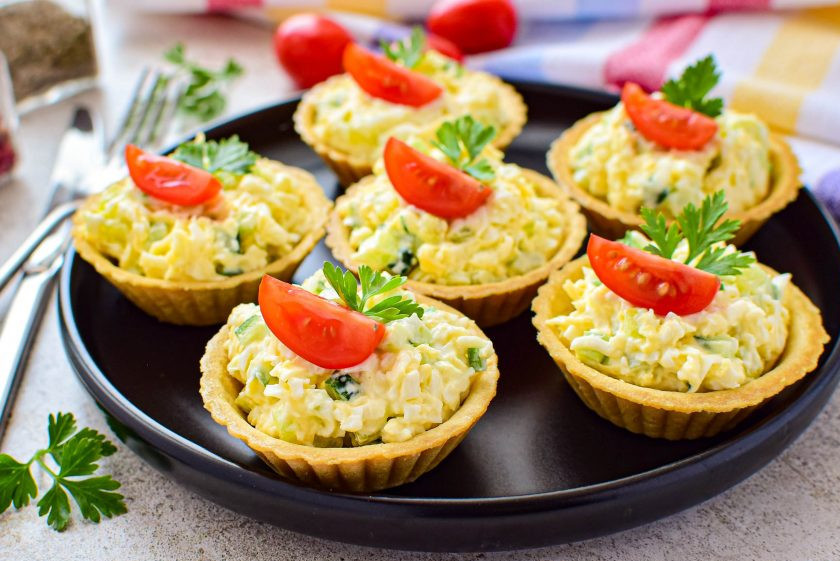 1. Этап. Тарталетки с сыром и огурцом: Украсьте тарталетки помидорами черри и зеленью.