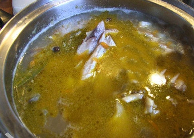 1. Этап. Уха из сома: 8. По прошествии указанного времени добавляем в кастрюлю куски рыбы и обжаренные морковь и лук. Варим дальше, 5-7 минут.