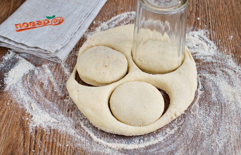 1. Этап. Классические английские маффины: С помощью стакана или круглой формочки вырубите кружки.