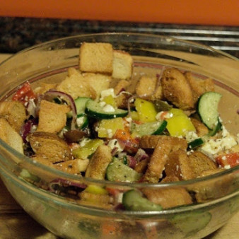 Салат из овощей с сухариками