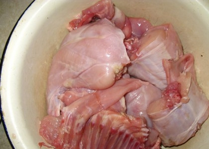 1. Этап. Кролик в пиве: Тушку кролика режем на порционные куски и тщательно моем под холодной водой.