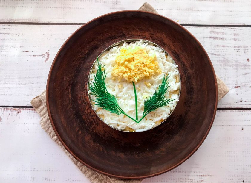 1. Этап. Салат Одуванчик с сыром: Возьмите тертый желток, укроп и украсьте салат.