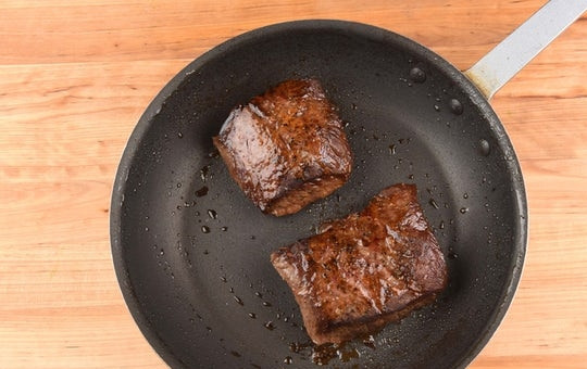 1. Этап. Чимичурри стейк: 5. В это же время разогрейте масло в сковороде, обжарьте в нём стейки до готовности. Примерно по 6 минут с каждой стороны.