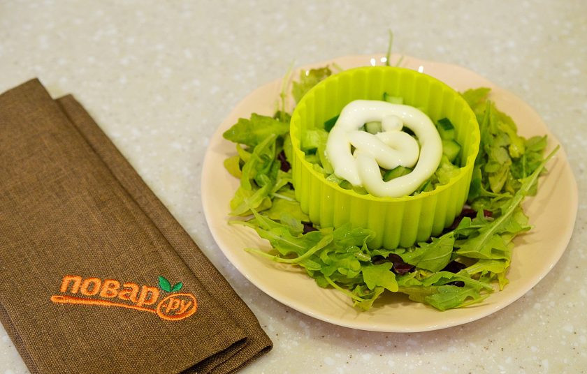 1. Этап. Слоеный салат с авокадо: 4. Выложите первым слоем салата и немного майонеза.