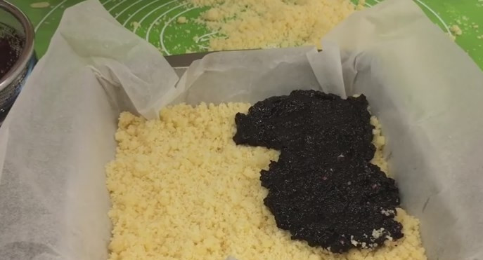 1. Этап. Домашний тёртый пирог с черникой: 5. На тесто выложите варенье не очень толстым слоем, до 1 см.