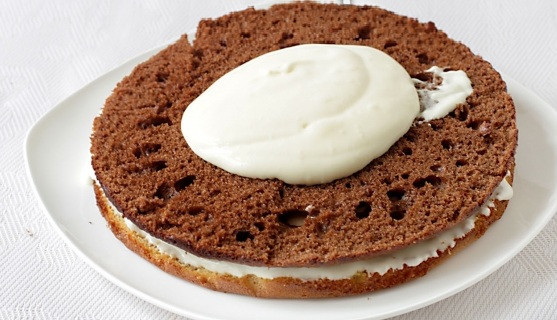 1. Этап. Торт сметанный классический рецепт: 9. Поочередно выкладывая белый и коричневый корж, смазать обильно кремом. Интересный вариант, как сделать торт сметанный, - классический рецепт дополнить шоколадной или кокосовой стружкой, например.