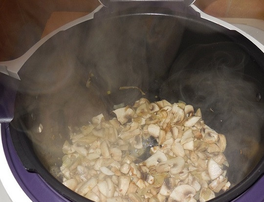 1. Этап. Грибной суп из шампиньонов с плавленым сыром: 4. В чашу к луку добавьте грибы. Продолжайте жарить, помешивая периодически. После добавьте филе и жарьте еще пару минут.