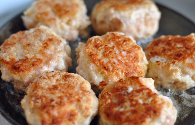 1. Этап. Котлеты куриные нежные: В сковороде разогреваем растительное масло и обжариваем на нем котлеты до образования румяной корочки с обеих сторон.