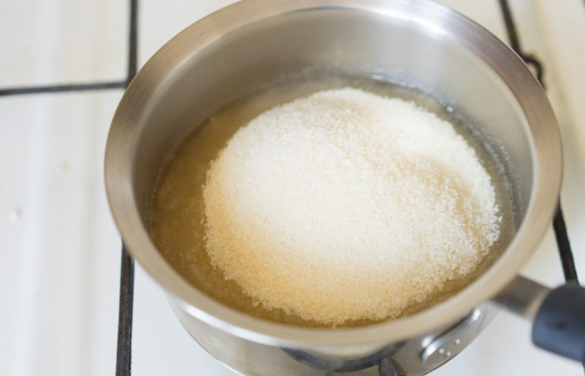 1. Этап. Десерт Птичье молоко: 11. Добавьте сахар и снова доведите до кипения.