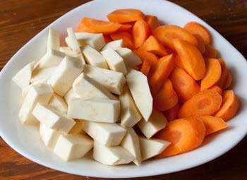 1. Stage. Chicken fricassee: Cut the carrots and parsnips into small cubes. Dice the pepper.   Onion finely roofed.