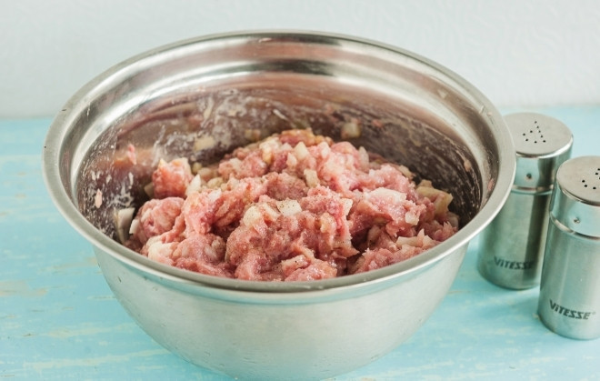 1. Этап. Каннеллони с куриным фаршем: Измельчите лук и чеснок, смешайте с готовым фаршем. Добавьте яйцо, посолите и поперчите. Хорошо перемешайте фарш.