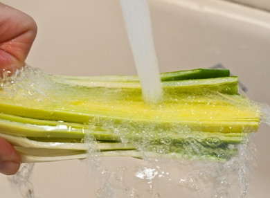 1. Этап. Суп с луком-порей: 1. Отрежьте корневую часть лука, обрежьте зеленые листья, оставив только белую часть. Разрежьте каждую вдоль и хорошенько промойте под водой.